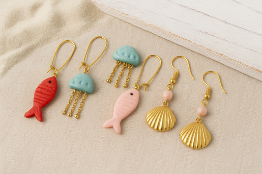 Pendientes artesanales de verano inspirados en el mar: sardinas, medusas y conchas hechas a mano, estilo mediterráneo, diseños únicos para looks frescos y coloridos.