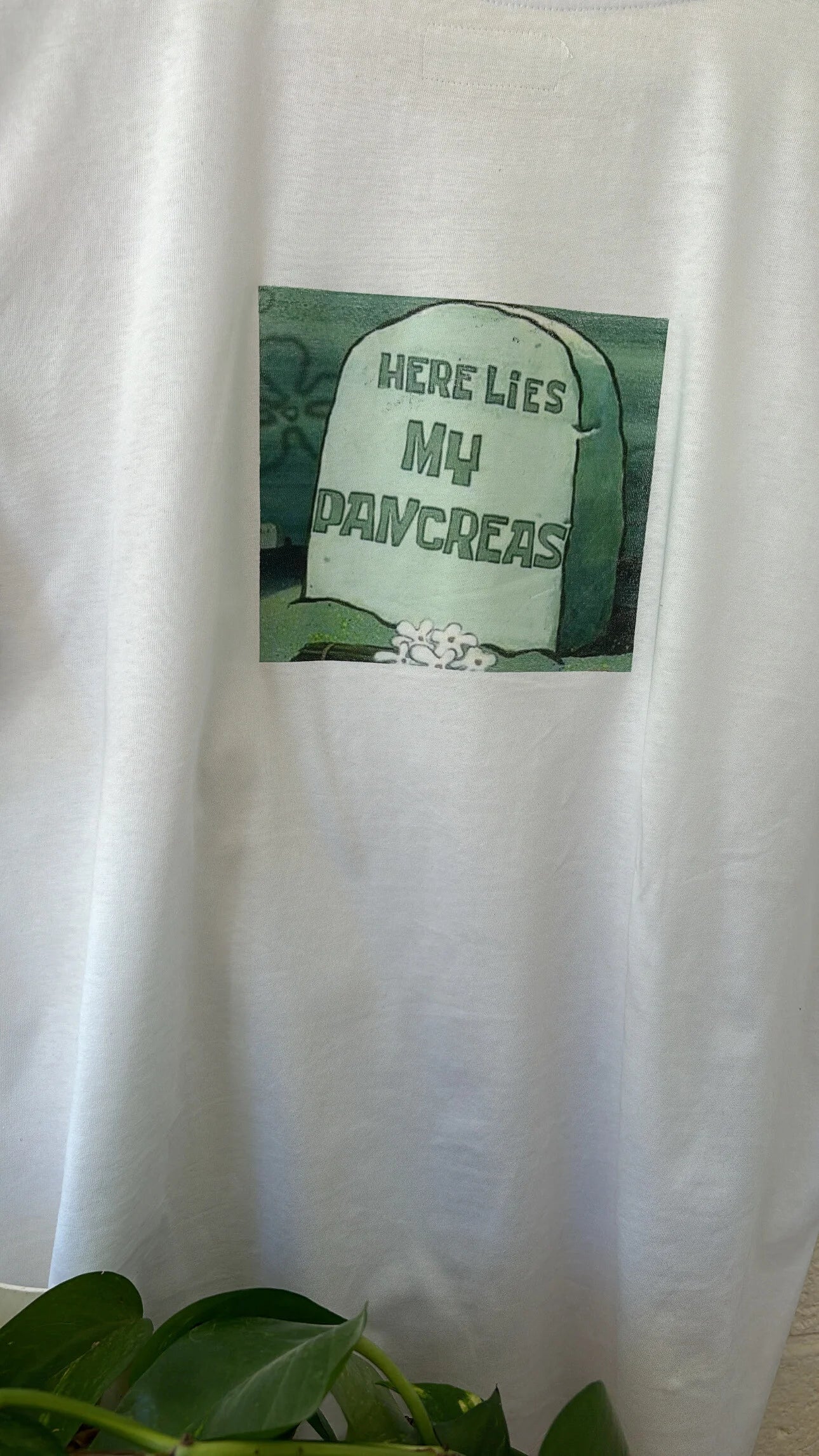 camiseta con estampado aquí yace mi páncreas en el pecho