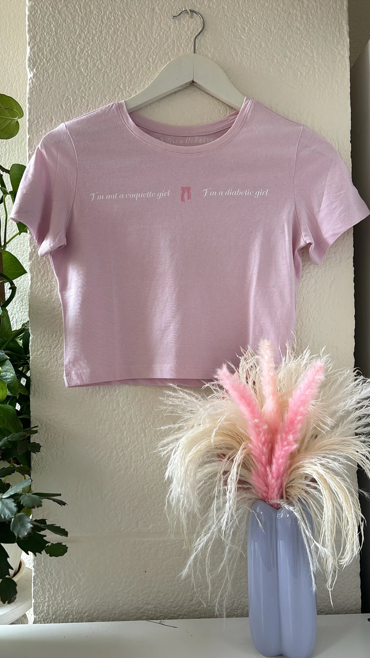 camiseta cropped con la frase I'm not a coquette girl I'm a diabetic girl estampada en el pecho con un lazo