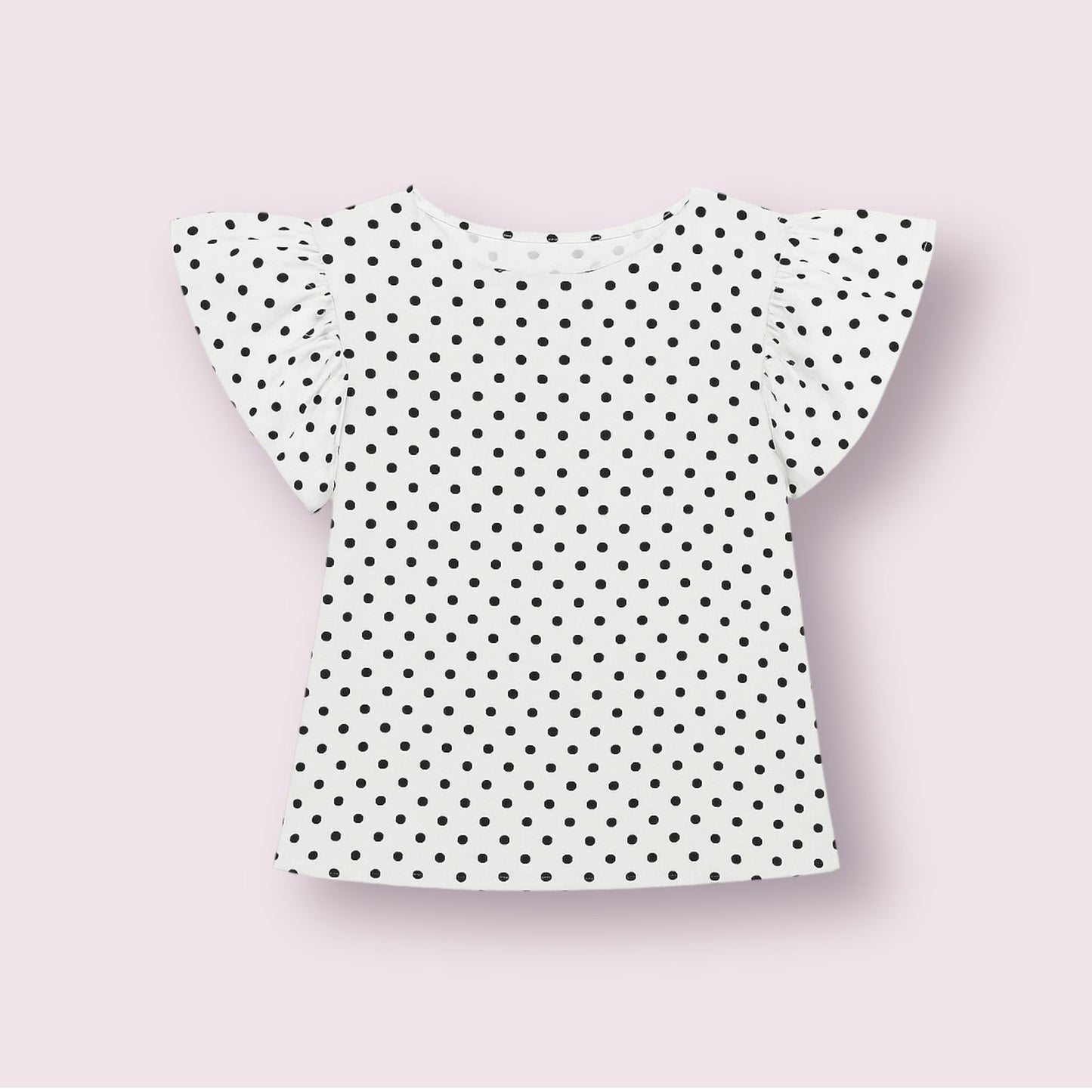 Blusa de seda blanca con lunares negros, fotografía de la prenda extendida mostrando diseño elegante con manga de volante, perfecta para combinar en outfits casuales o formales, tendencia en moda femenina 2025.