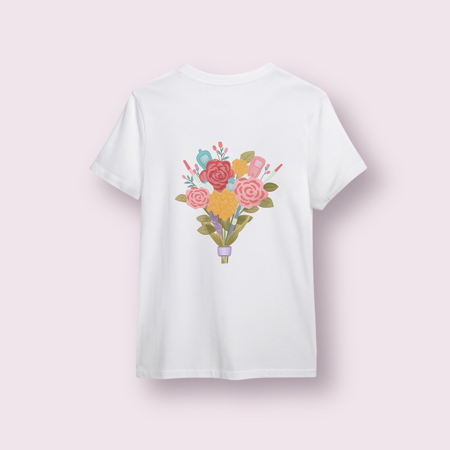 Camiseta blanca con ilustración de ramo dulce que incluye flores y dispositivos para diabetes como medidor de glucosa y sensor, diseño único de Aroa Dedales