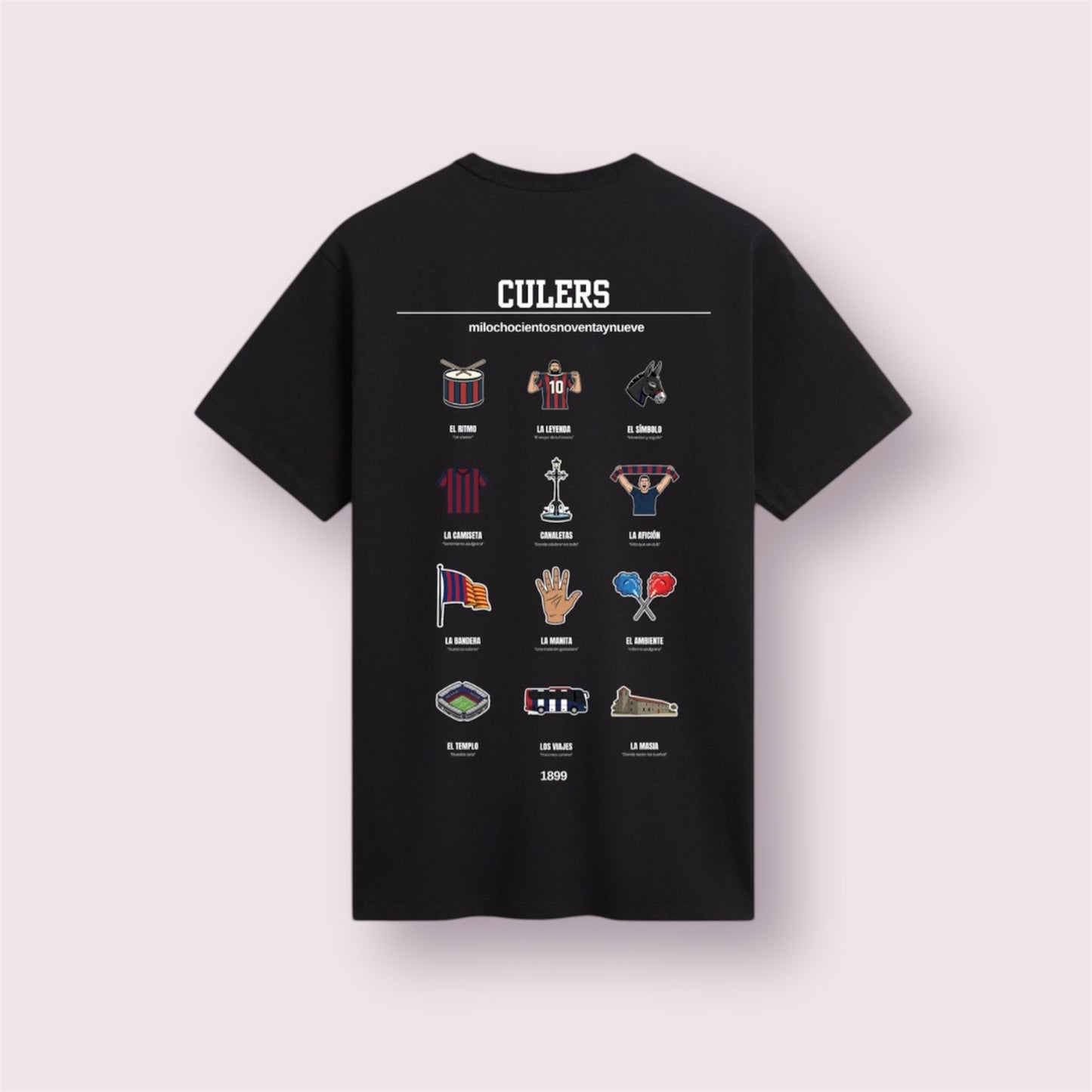 Camiseta negra modelo 'Culers 1899' vista trasera. Moda casual estilo streetwear para aficionados del FC Barcelona (Barça) con 12 iconos históricos: La Leyenda (Messi), el Camp Nou, La Masia, la celebración en Canaletas, el símbolo de La Manita y el 'Burro' catalán. El regalo blaugrana perfecto para quien siente que es 'Més que un club'.