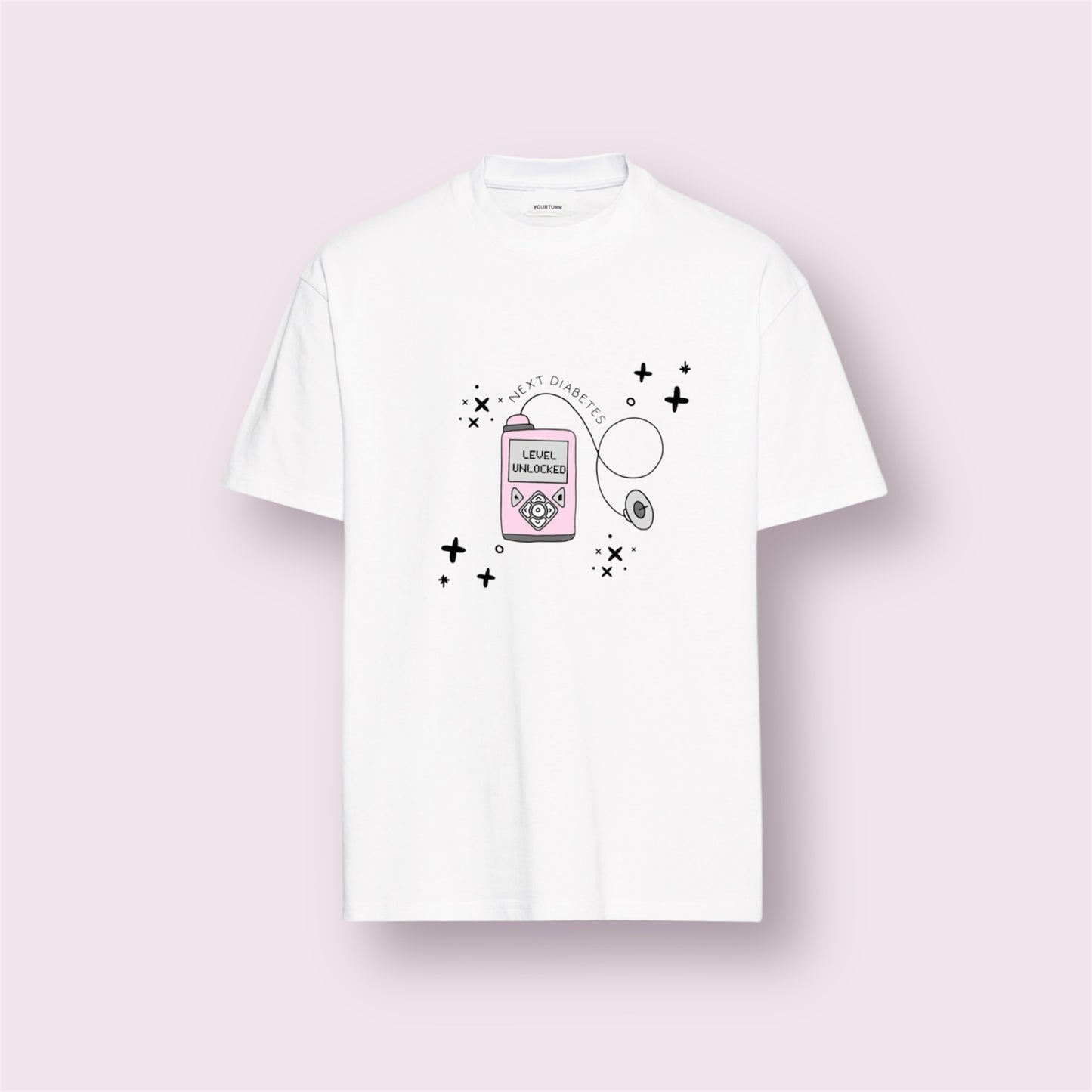 Camiseta blanca con ilustración de bomba de insulina y texto "Next Diabetes Level Unlocked", diseño divertido para personas con diabetes tipo 1 de Aroa Dedales