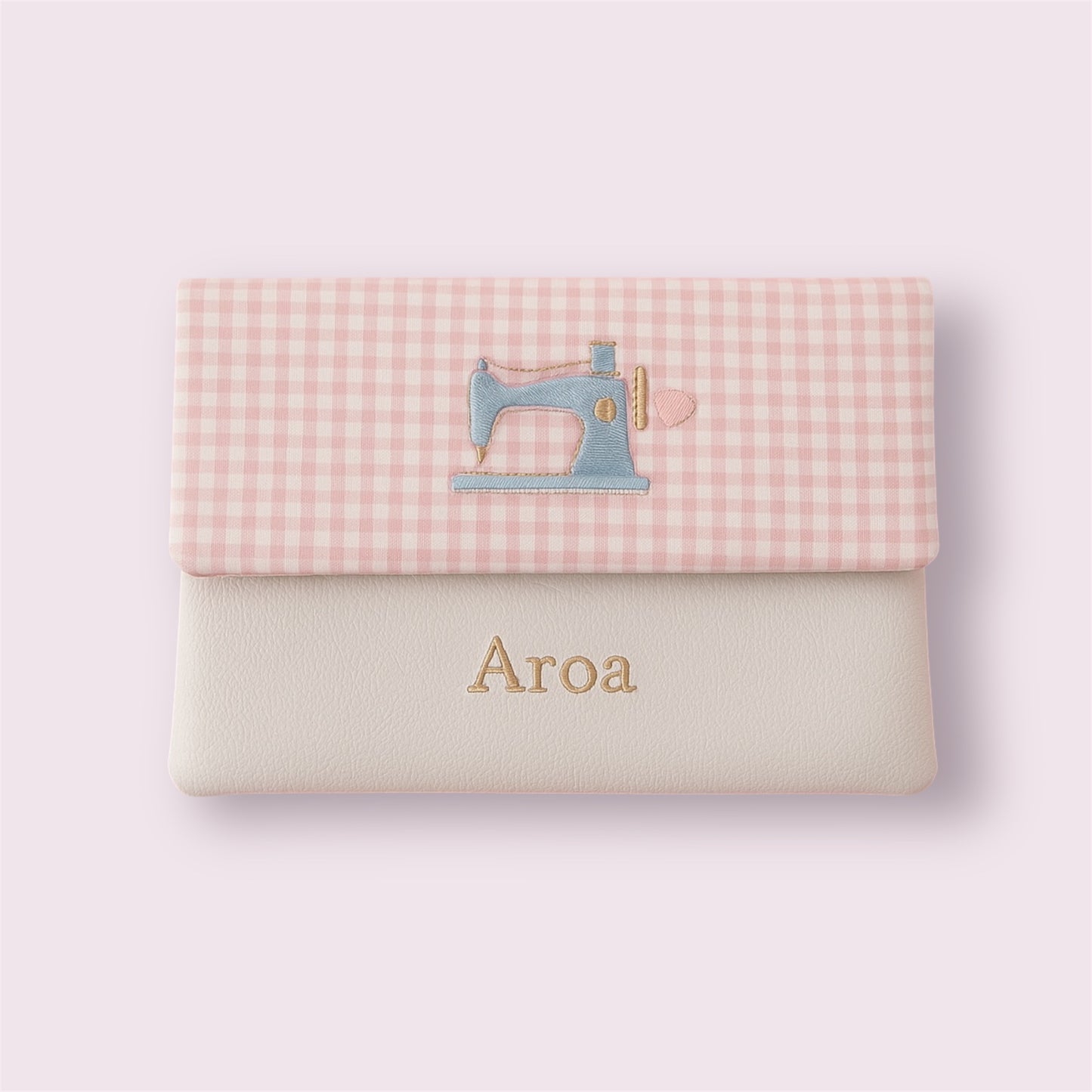 Funda de ordenador hecha a mano con diseño de máquina de coser y tela vichy rosa, personalizada con nombre Aroa