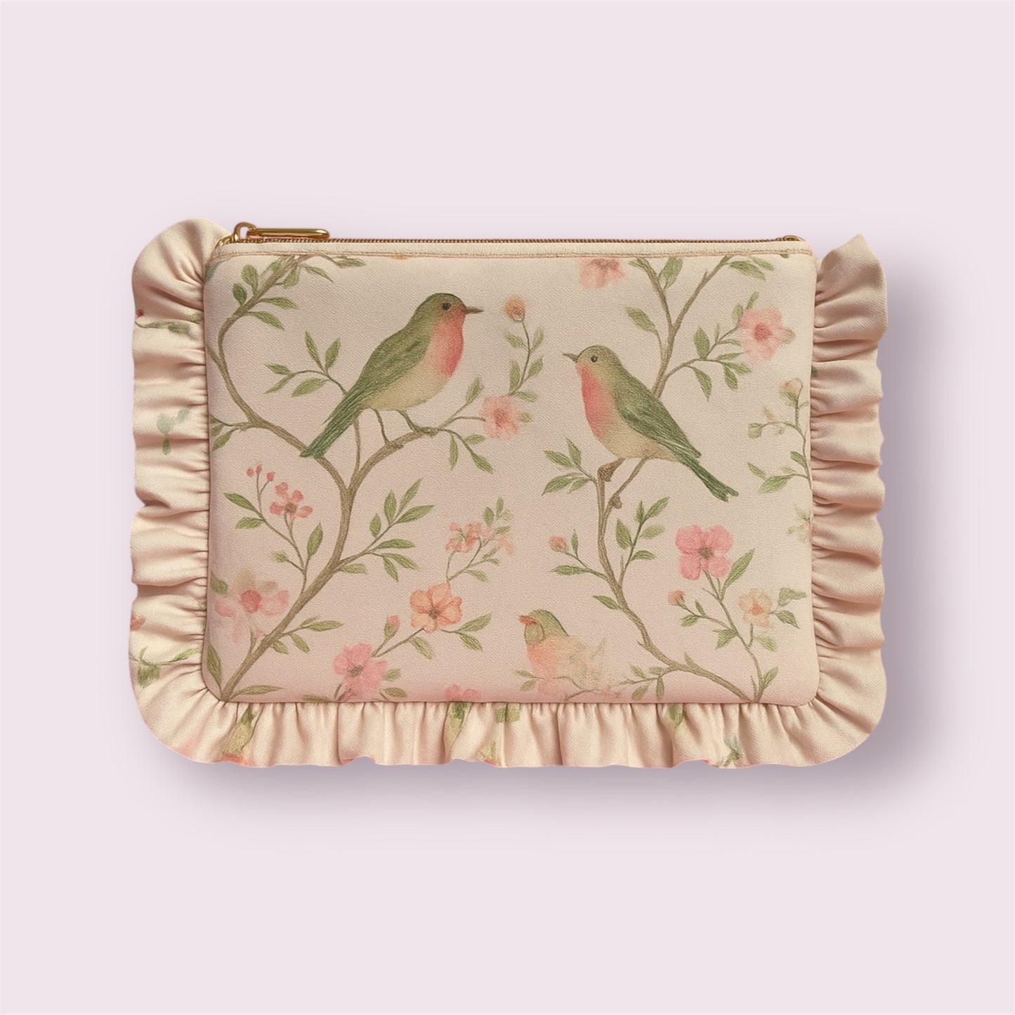 Funda de ordenador con ilustración de pajaritos, flores y flecos satinados, diseño artesanal de Aroa Dedales