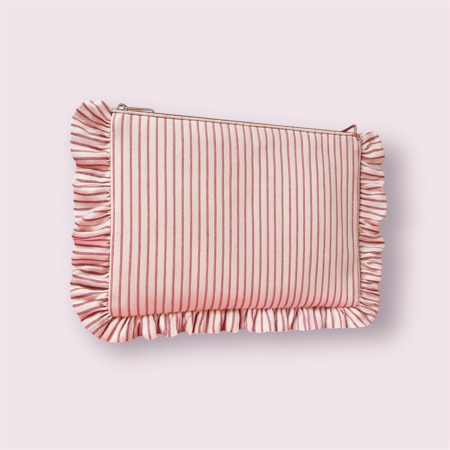 Funda de ordenador con rayas rosas y volantes laterales, diseño artesanal elegante de Aroa Dedales