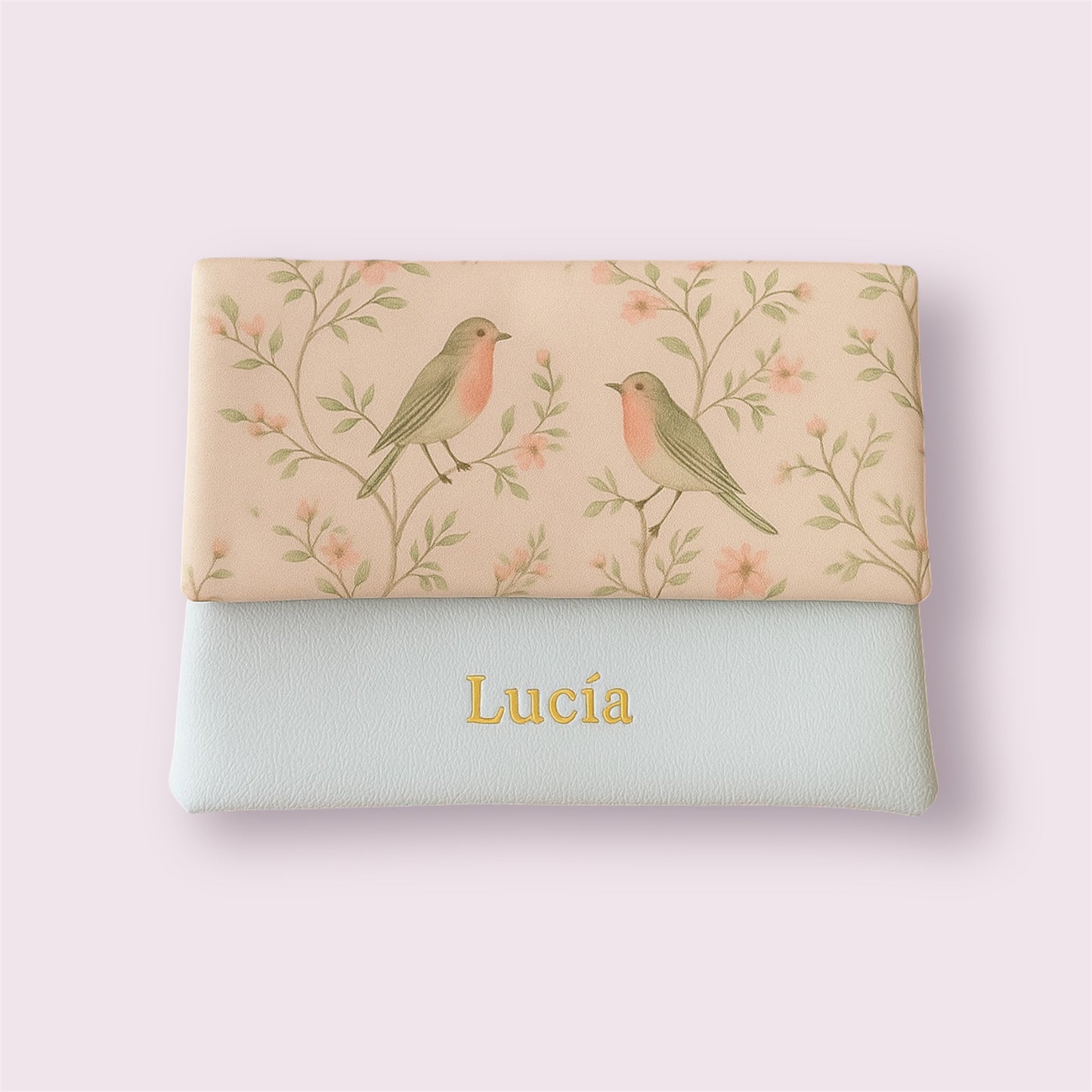Funda personalizada para ordenador o documentos con ilustración de pajaritos y flores, nombre bordado Lucía, de Aroa Dedales