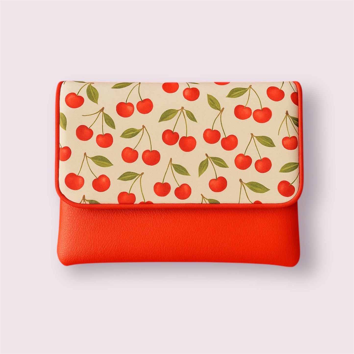 Funda de portátil o carpeta artesanal con estampado de cerezas y base roja, diseño alegre de Aroa Dedales