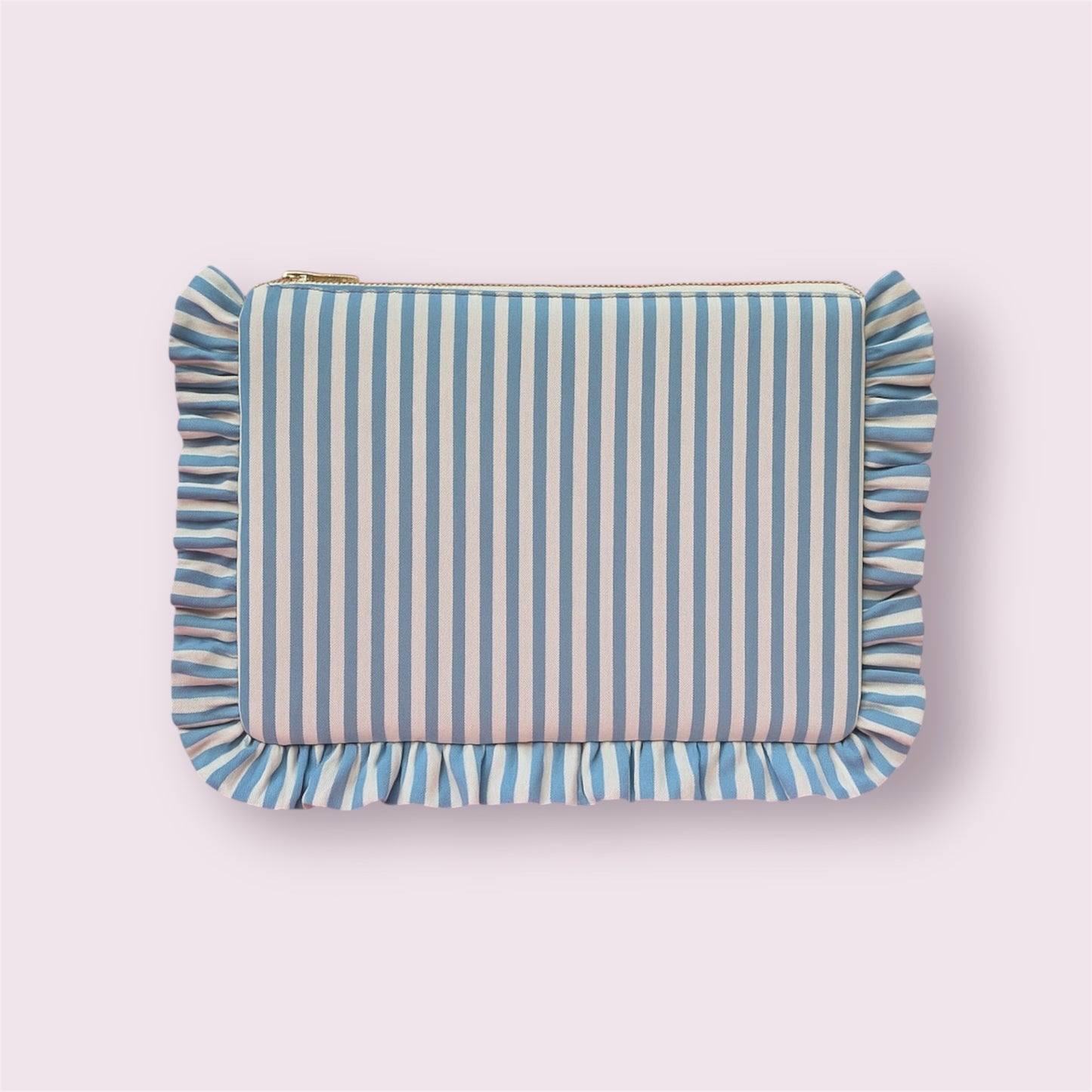 Funda para portátil con estampado de rayas azules y flecos, diseño romántico y hecho a mano por Aroa Dedales