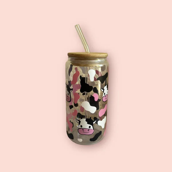 vaso de cristal con diseño de vaca, manchas negras, tapa de bambú y pajita reutilizable