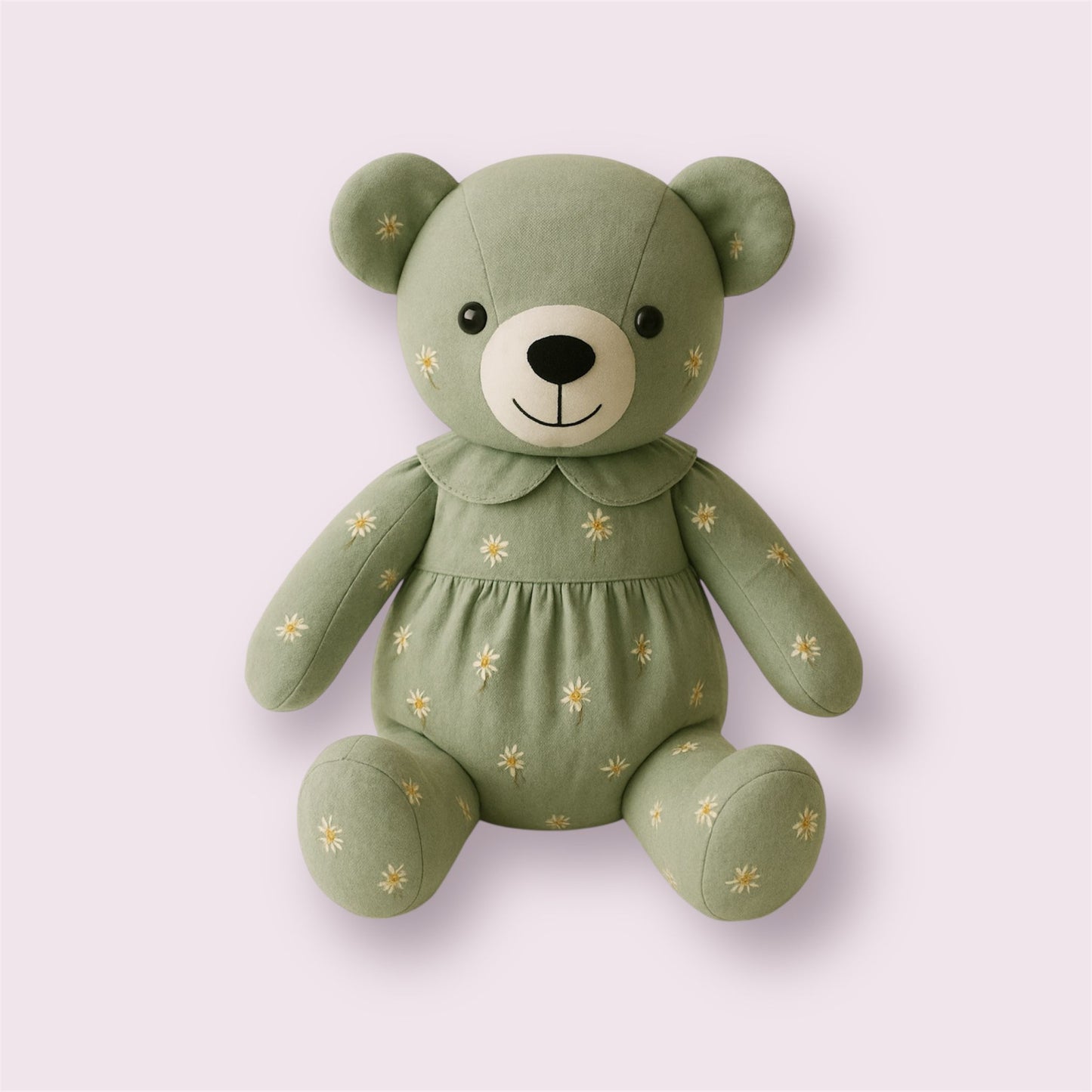 Detalle del peluche personalizado Oso de los recuerdos, hecho con ropa de bebé, diseño exclusivo y artesanal de Aroadedales, regalo con valor sentimental para cumpleaños, bautizos o baby shower.