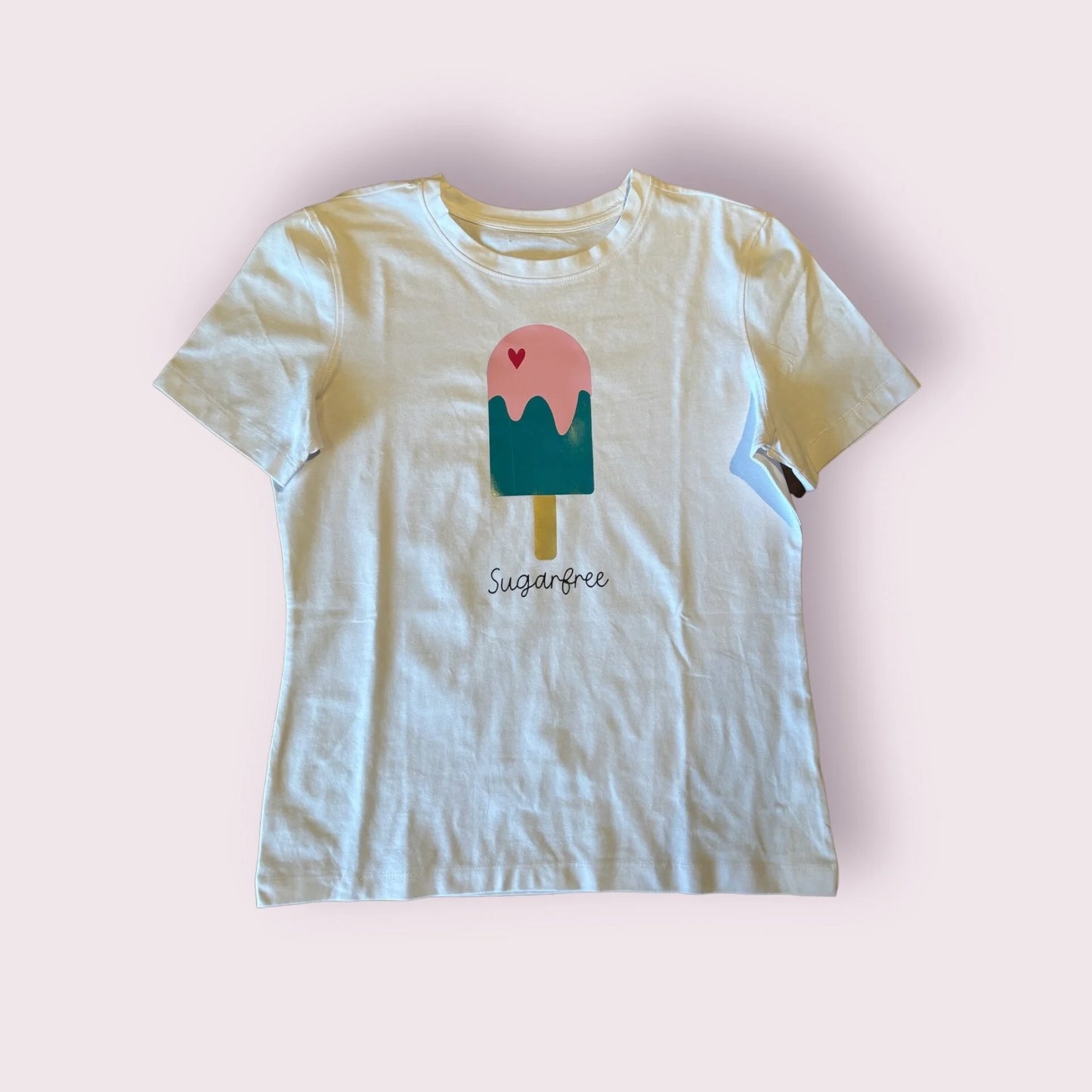 camiseta con dibujo de polo helado y texto sugar free en el pecho
