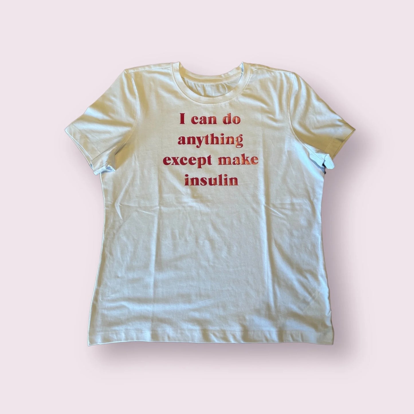 camiseta con frase I can do anything except make insulin estampada en el pecho