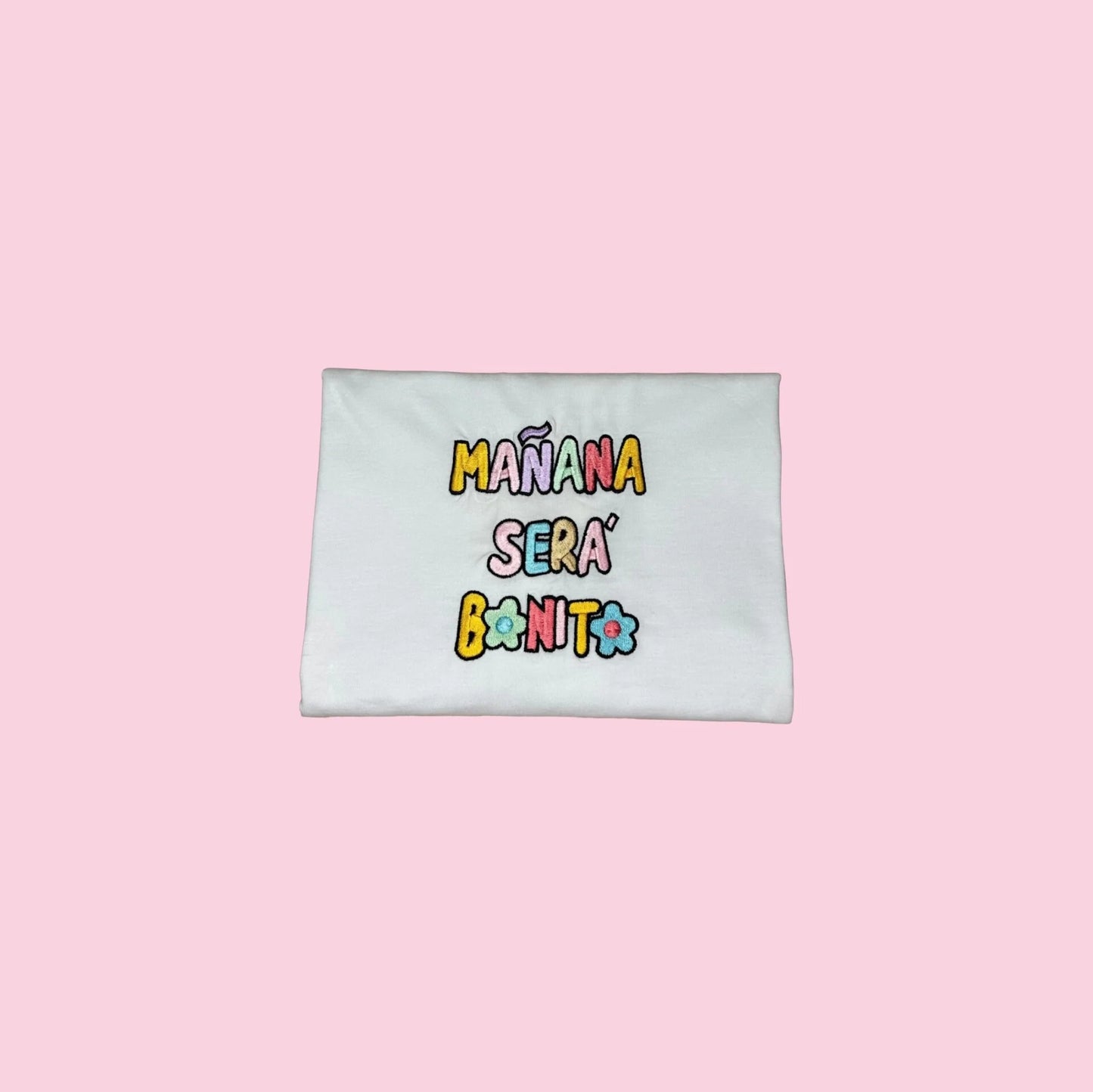 camiseta frase mañana será bonito estampada en el pecho estilo minimalista