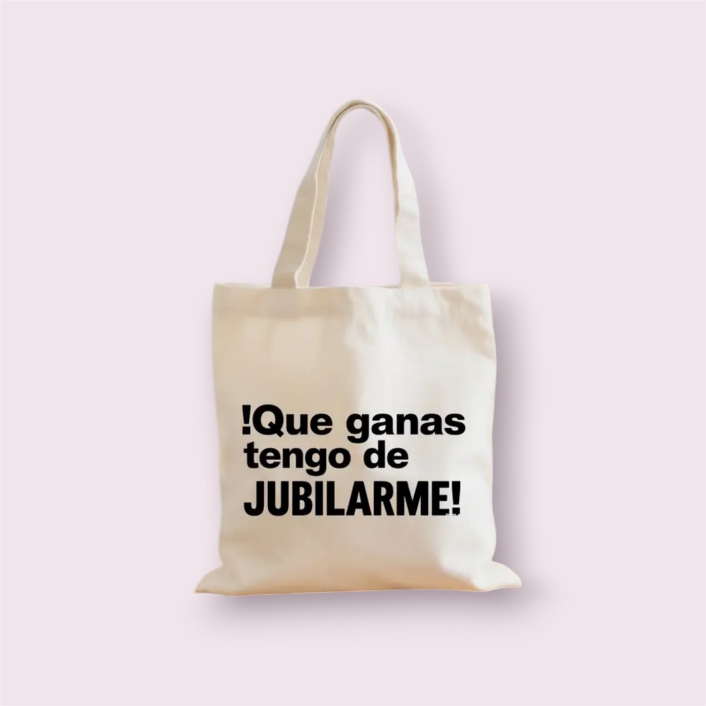 Tote bag con frase divertida '¡Qué ganas tengo de jubilarme!' en letras negras, ideal como regalo original para maestras, profesoras, compañeras de trabajo o cualquier persona cercana a la jubilación. Hecha a mano con algodón 100 %, resistente y reutilizable. Perfecta para sorprender con humor en una despedida, fin de curso o celebración especial. Diseño minimalista con mucho carácter y guiño cómplice.