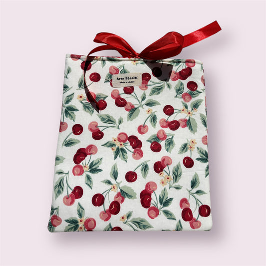 Funda artesanal acolchada con estampado de cerezas pintadas y lazo rojo – Aroa Dedales