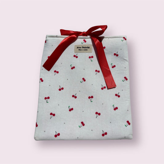 Funda acolchada blanca con estampado de cerezas y lazo rojo – Aroa Dedales