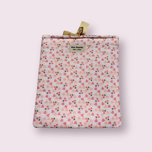Funda acolchada con estampado de corazones y fresas y lazo dorado – Aroa Dedales