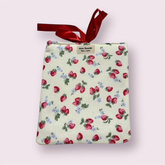 Funda acolchada con estampado de fresas y flores pequeñas, lazo rojo – Aroa Dedales