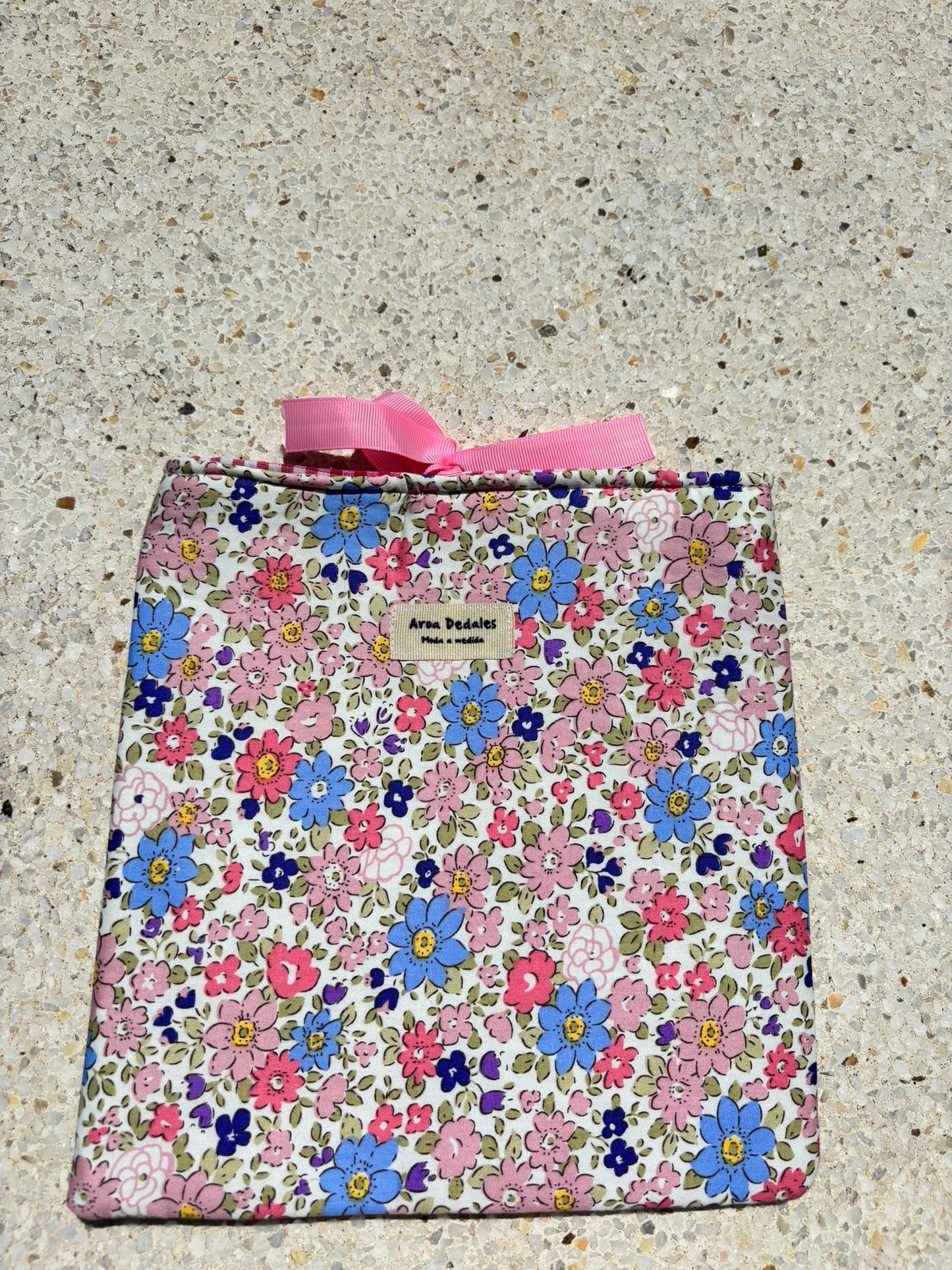 Funda acolchada con estampado floral rosa, azul y lazo de raso rosa – Aroa Dedales