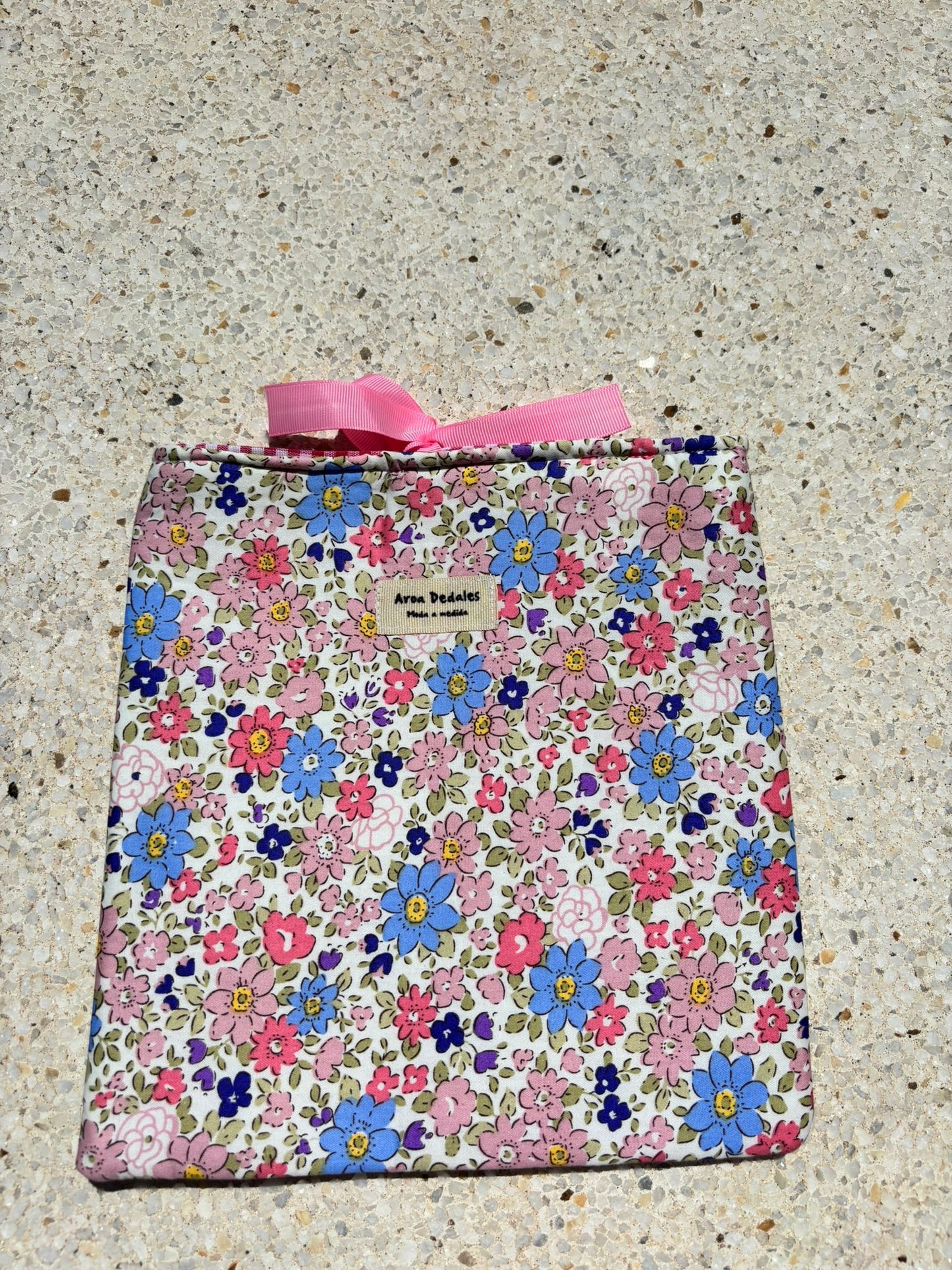 Funda acolchada con estampado floral rosa, azul y lazo de raso rosa – Aroa Dedales