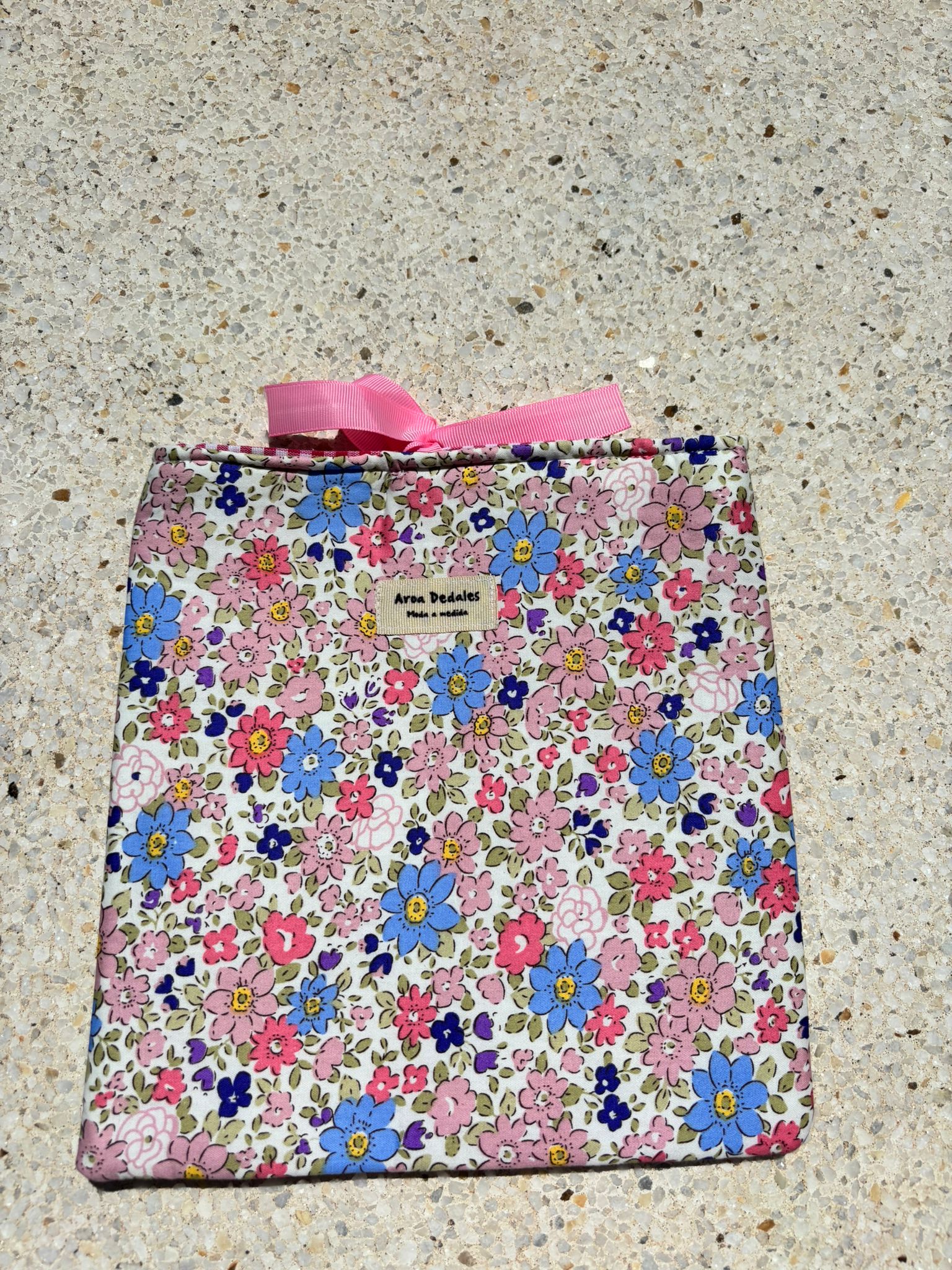 Funda acolchada con estampado floral rosa, azul y lazo de raso rosa – Aroa Dedales