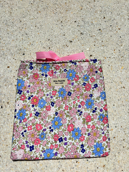 Funda acolchada con estampado floral rosa, azul y lazo de raso rosa – Aroa Dedales