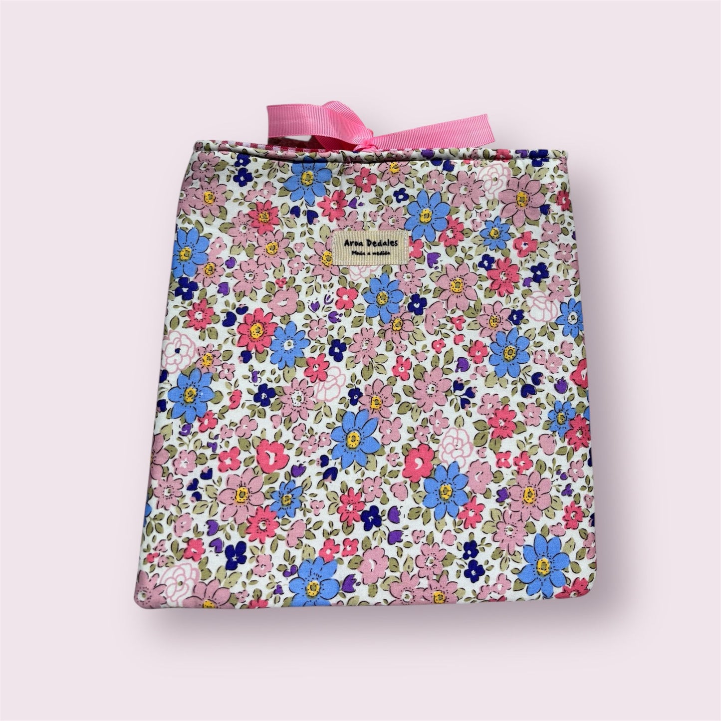 Funda acolchada con estampado floral rosa, azul y lazo de raso rosa – Aroa Dedales