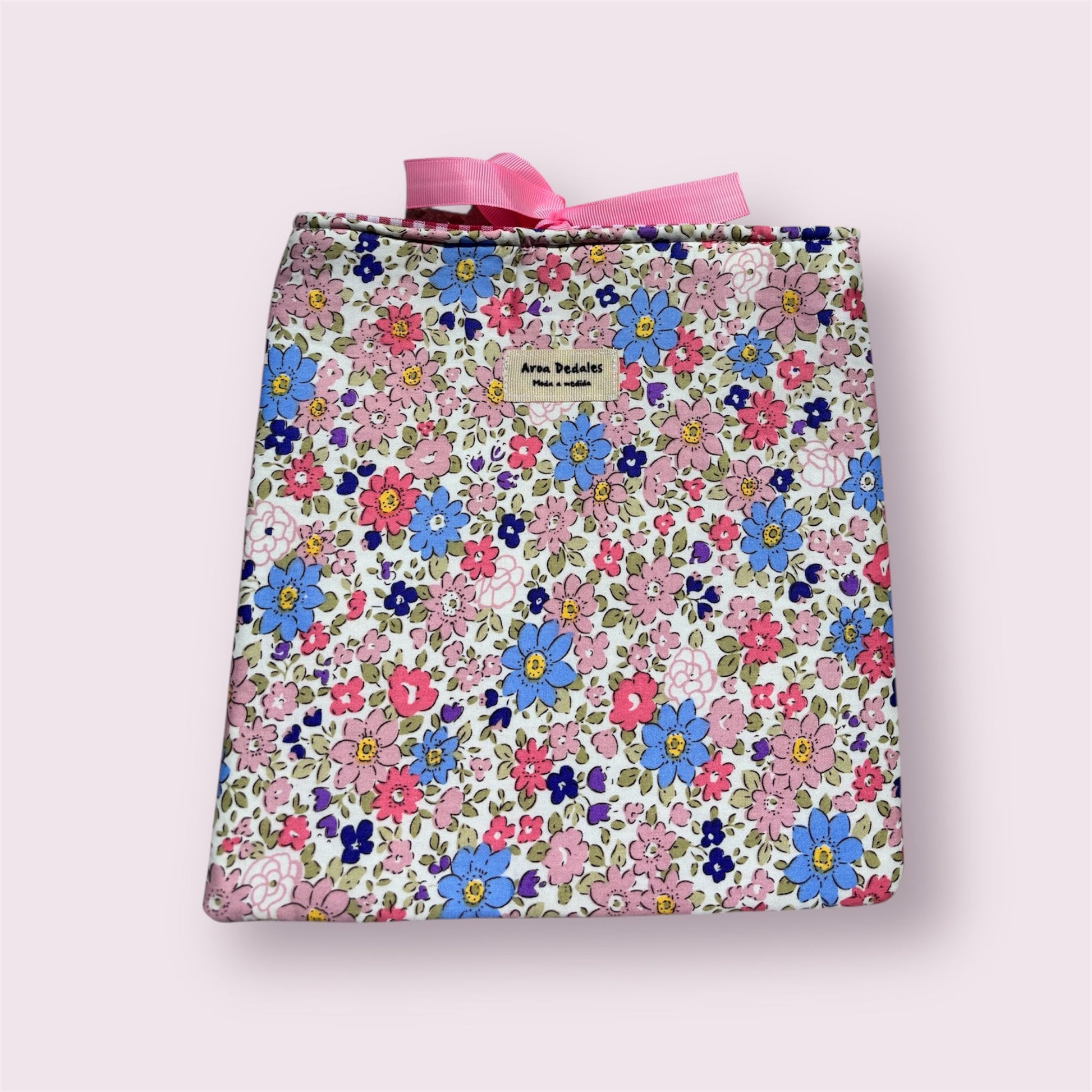 Funda acolchada con estampado floral rosa, azul y lazo de raso rosa – Aroa Dedales