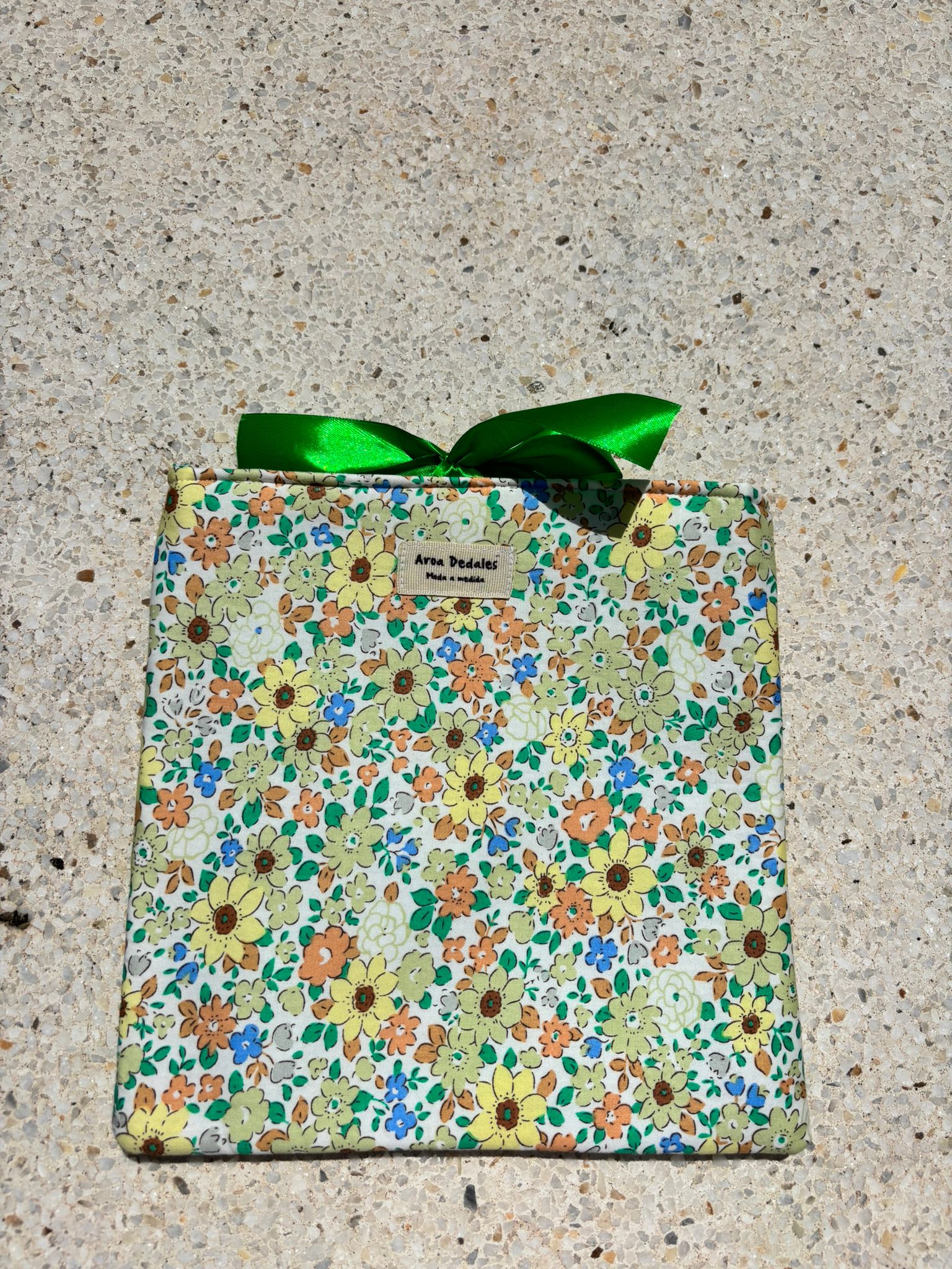 Funda artesanal con estampado floral en tonos verdes y lazo de raso – Aroa Dedales