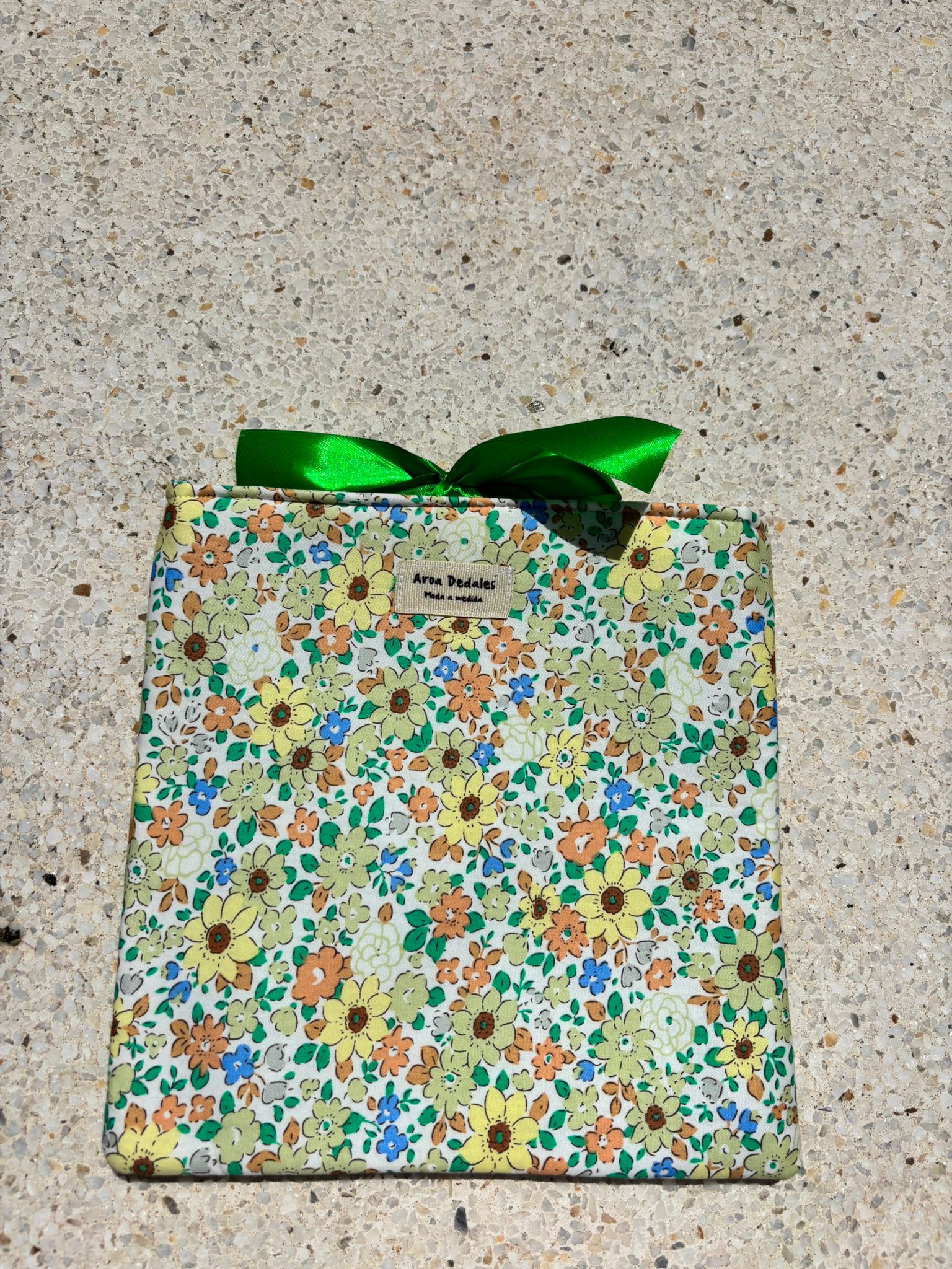 Funda artesanal con estampado floral en tonos verdes y lazo de raso – Aroa Dedales