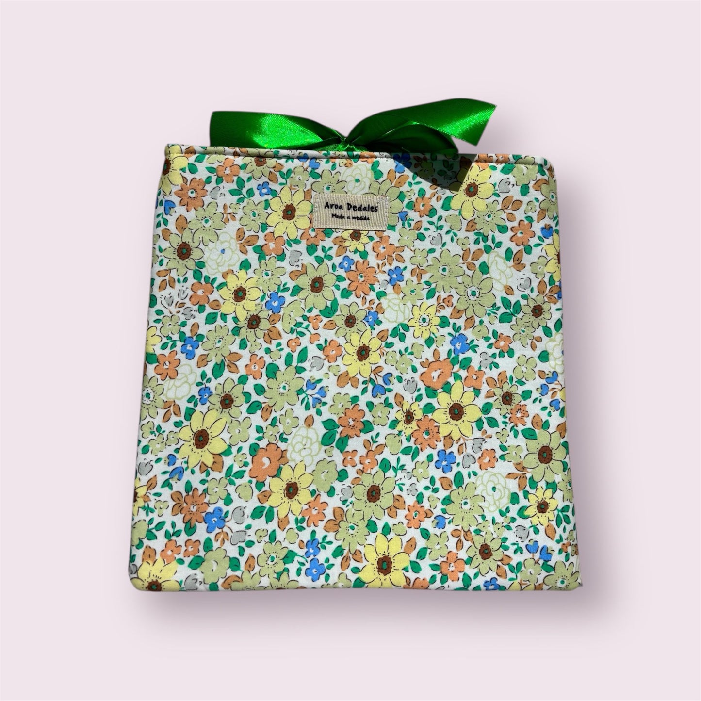 Funda artesanal con estampado floral en tonos verdes y lazo de raso – Aroa Dedales