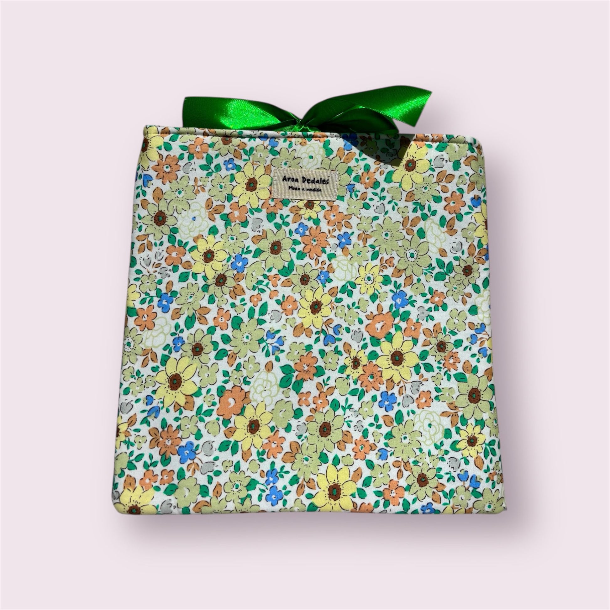 Funda artesanal con estampado floral en tonos verdes y lazo de raso – Aroa Dedales
