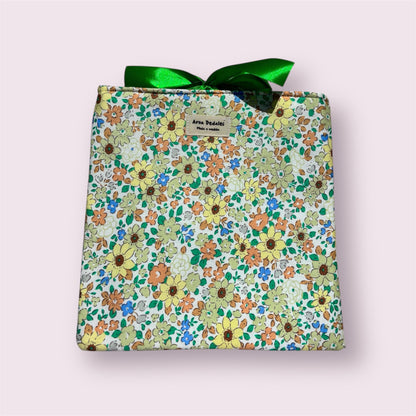 Funda artesanal con estampado floral en tonos verdes y lazo de raso – Aroa Dedales