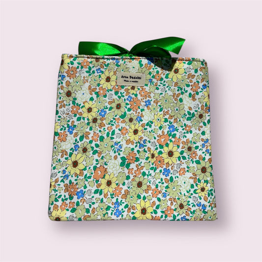 Funda artesanal con estampado floral en tonos verdes y lazo de raso – Aroa Dedales