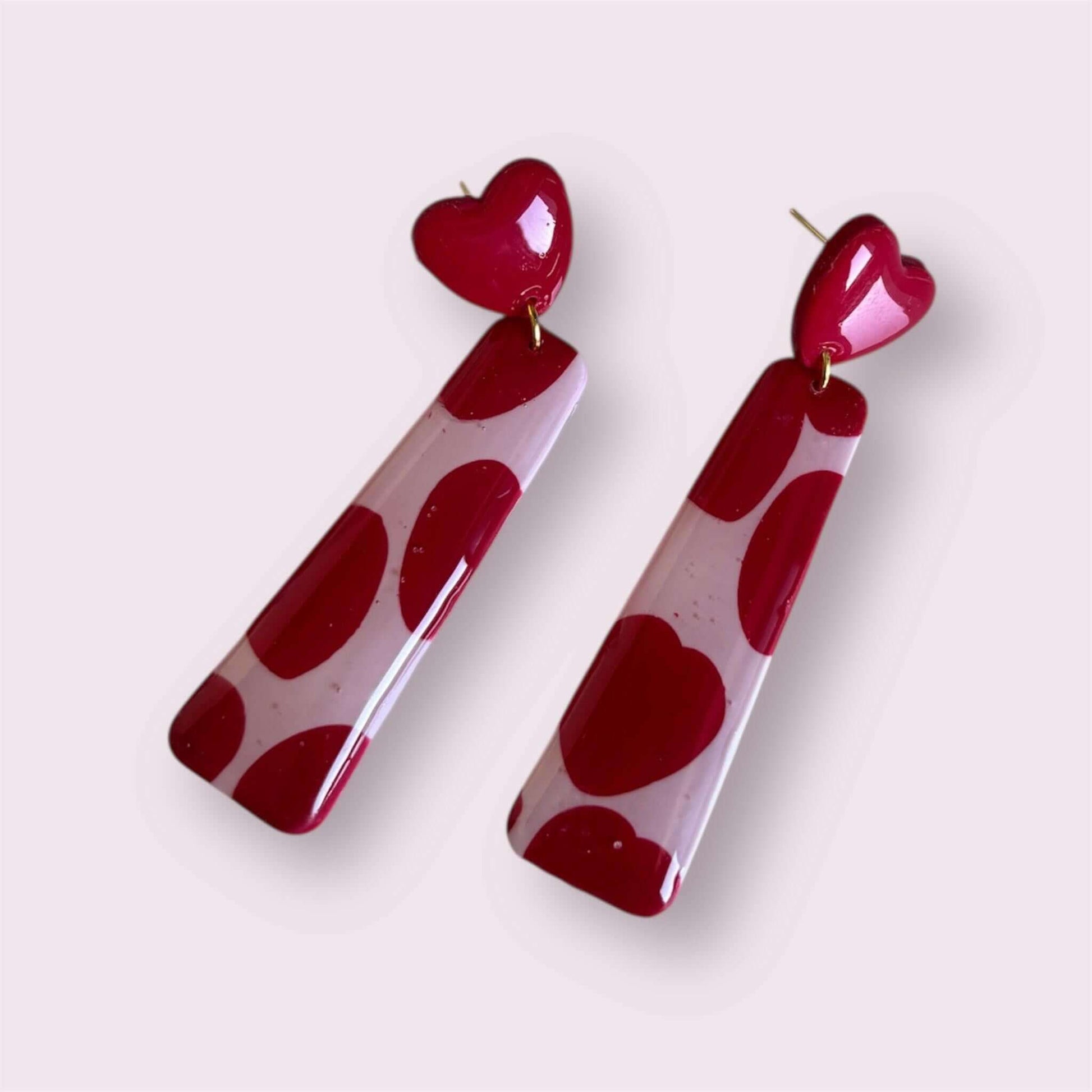 pendientes artesanales de arcilla polimérica con diseño rosa y corazones rojo