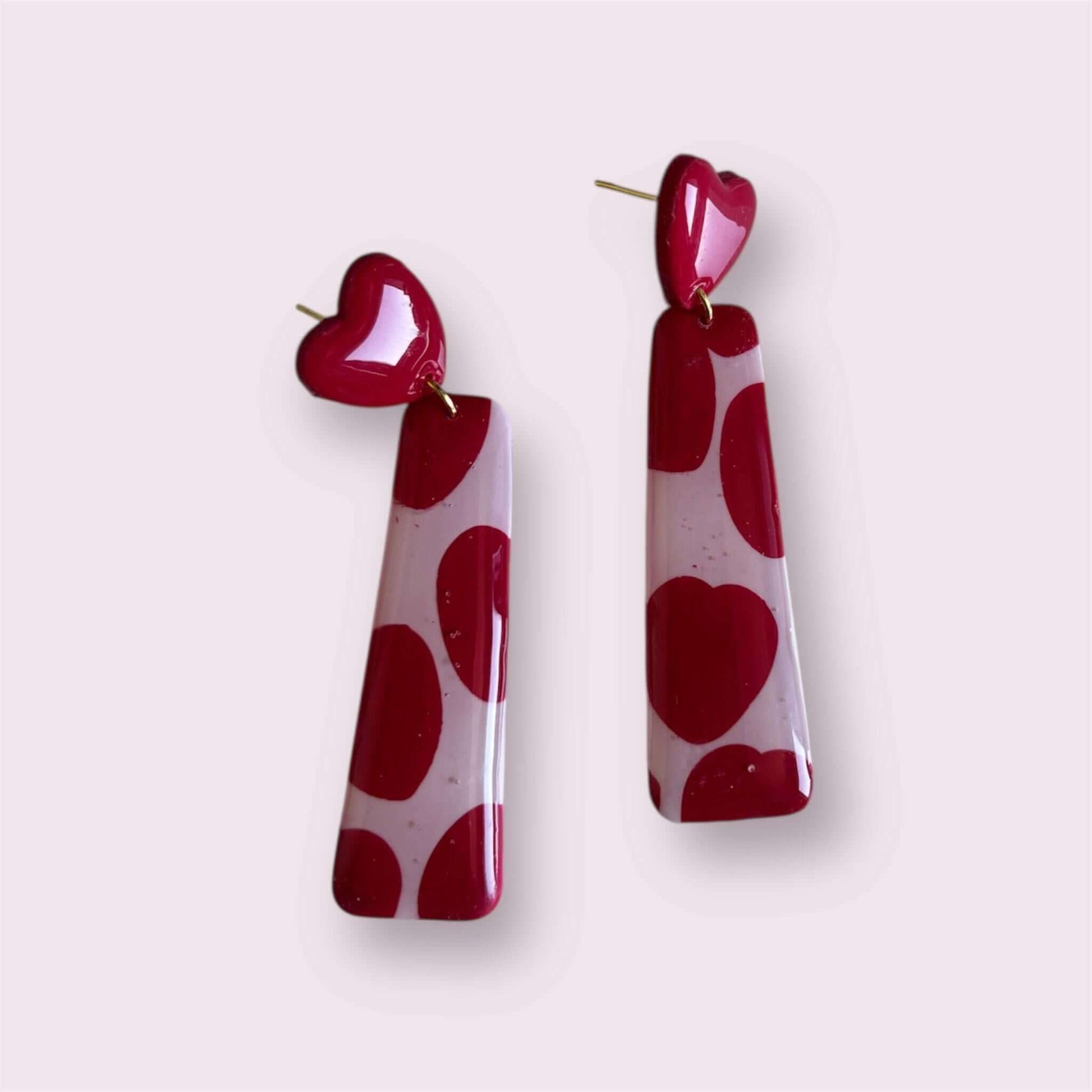 pendientes artesanales de arcilla polimérica con diseño rosa y corazones rojo