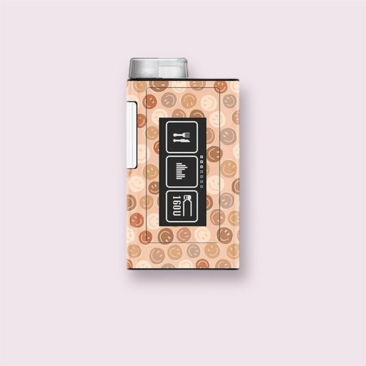 Sticker decorativo para bomba de insulina Ypsopump con caritas sonrientes en tonos marrones y fondo beige claro. Diseño moderno y simpático.