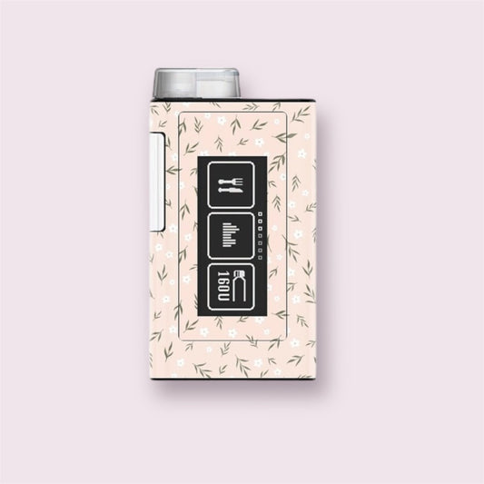 Sticker para bomba de insulina Ypsopump con diseño de flores blancas y ramas verdes sobre fondo rosa claro. Estilo suave, floral y elegante.