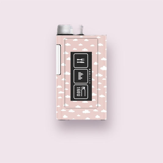 Sticker decorativo para bomba de insulina Ypsopump con diseño de pequeñas nubes blancas sobre fondo rosa empolvado. Estilo dulce y minimalista.