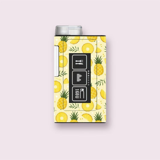 Sticker decorativo para bomba de insulina Ypsopump con ilustraciones de piñas enteras y en rodajas sobre fondo amarillo claro. Diseño tropical alegre y colorido.