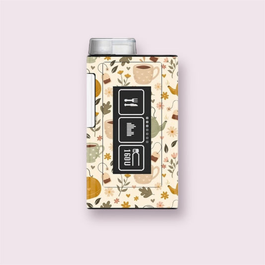 Sticker adhesivo para bomba de insulina Ypsopump con ilustraciones otoñales: tazas, hojas, flores y bolsitas de té sobre fondo crema. Estilo cálido, natural y acogedor.