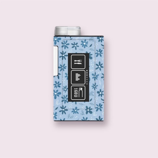 Sticker para bomba Ypsopump con diseño de flores azul marino sobre fondo azul claro. Estilo floral fresco y delicado.