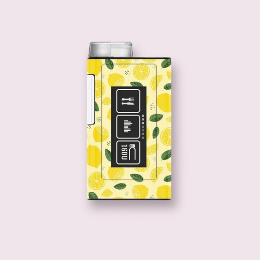 Sticker adhesivo para bomba de insulina Ypsopump con ilustración de limones y hojas verdes sobre fondo amarillo pastel. Diseño alegre y frutal, estilo veraniego y natural.