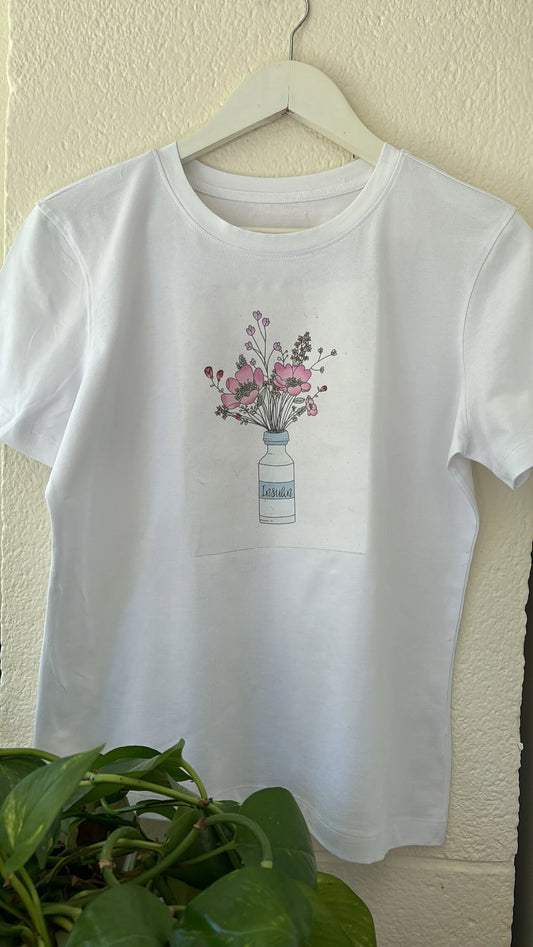 camiseta con jarrón de insulina lleno de flores estampado en el pecho