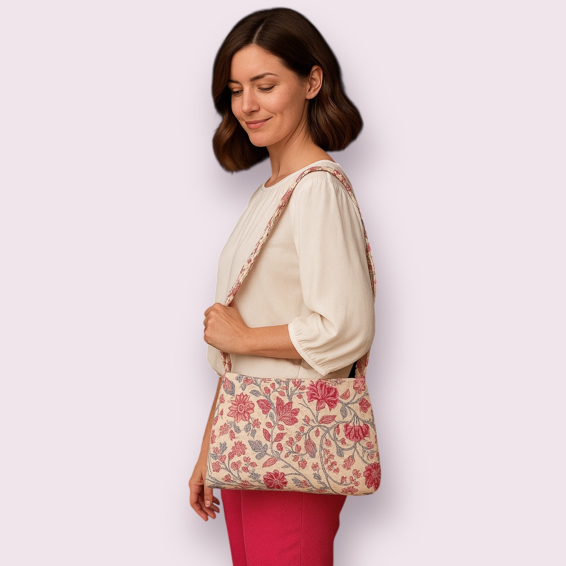 Mujer posando con el Bolso Primavera de Aroa Dedales, con estampado de flores en tonos cálidos y diseño de estilo romántico y artesanal. Complemento de moda hecho a mano ideal para primavera, diseñado para mujeres que valoran la originalidad y el detalle
