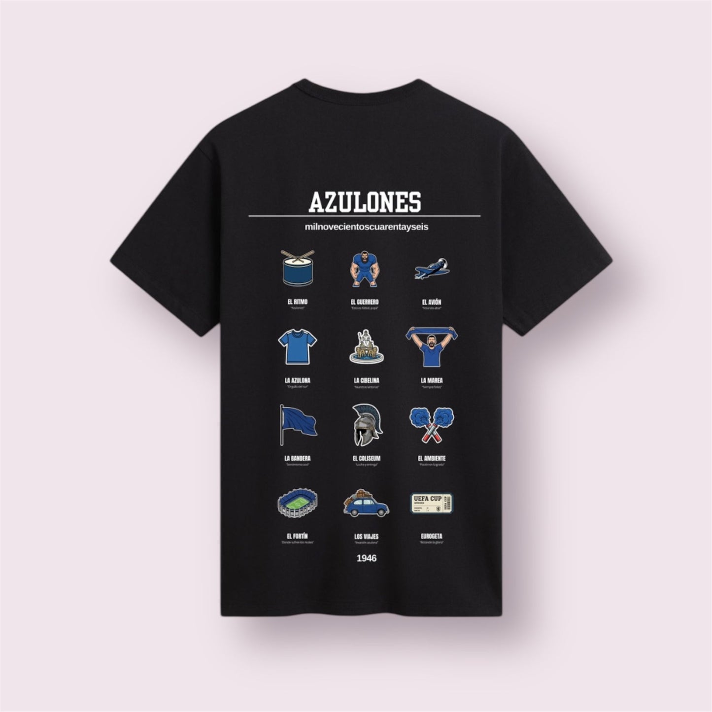 Camiseta negra edición 'Azulones 1946' vista trasera. Diseño exclusivo para aficionados del Getafe CF que rinde homenaje a la historia del club con iconos ilustrados: El Coliseum, La Cibelina, el billete del Eurogeta, el estadio El Fortín y la marea azul. Ropa casual de fútbol ideal para lucir el orgullo del sur de Madrid.