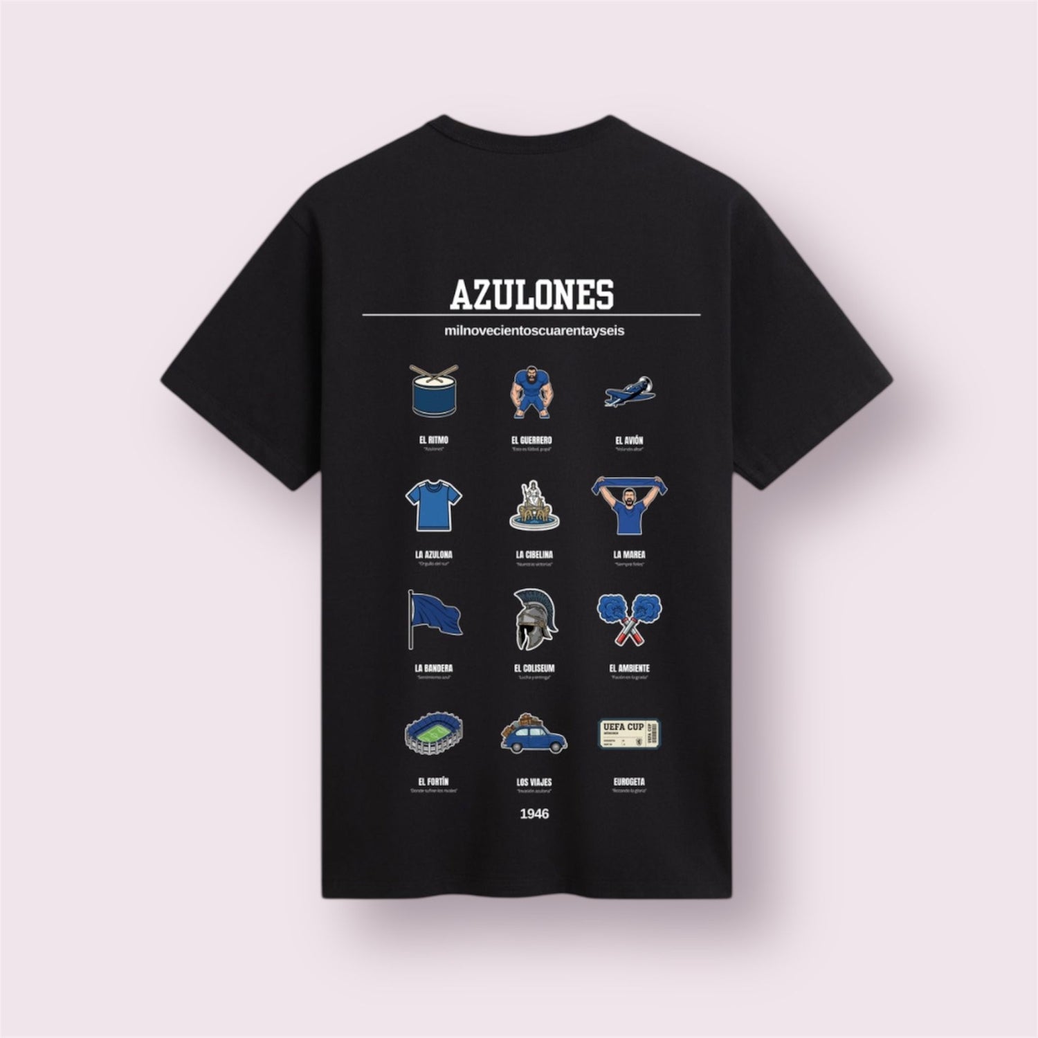 Camiseta negra edición 'Azulones 1946' vista trasera. Diseño exclusivo para aficionados del Getafe CF que rinde homenaje a la historia del club con iconos ilustrados: El Coliseum, La Cibelina, el billete del Eurogeta, el estadio El Fortín y la marea azul. Ropa casual de fútbol ideal para lucir el orgullo del sur de Madrid.