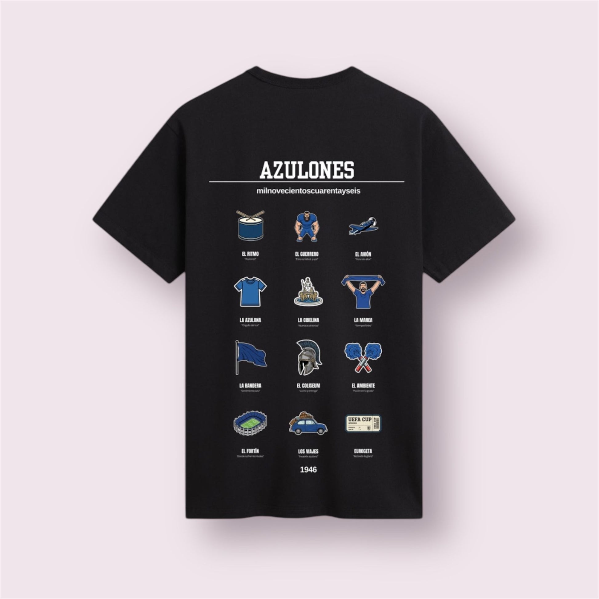 Camiseta negra edición 'Azulones 1946' vista trasera. Diseño exclusivo para aficionados del Getafe CF que rinde homenaje a la historia del club con iconos ilustrados: El Coliseum, La Cibelina, el billete del Eurogeta, el estadio El Fortín y la marea azul. Ropa casual de fútbol ideal para lucir el orgullo del sur de Madrid.