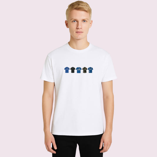 Hombre vistiendo camiseta blanca personalizada Carbayones efecto bordado, con ilustración detallada de camisetas históricas del Real Oviedo, diseño único ideal para aficionados del Real Oviedo, moda fútbol retro actual, camiseta para seguidores carbayones.